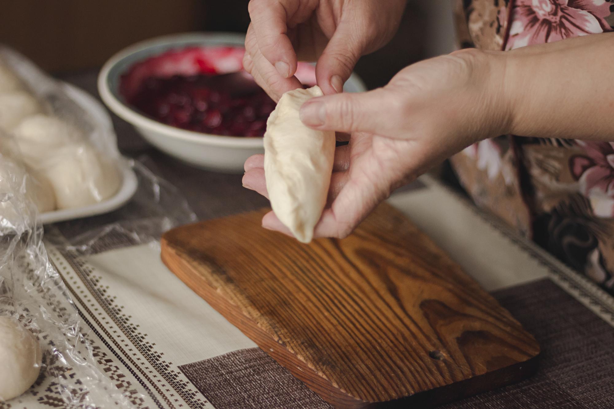 Ręcznie formowane pierożki na desce